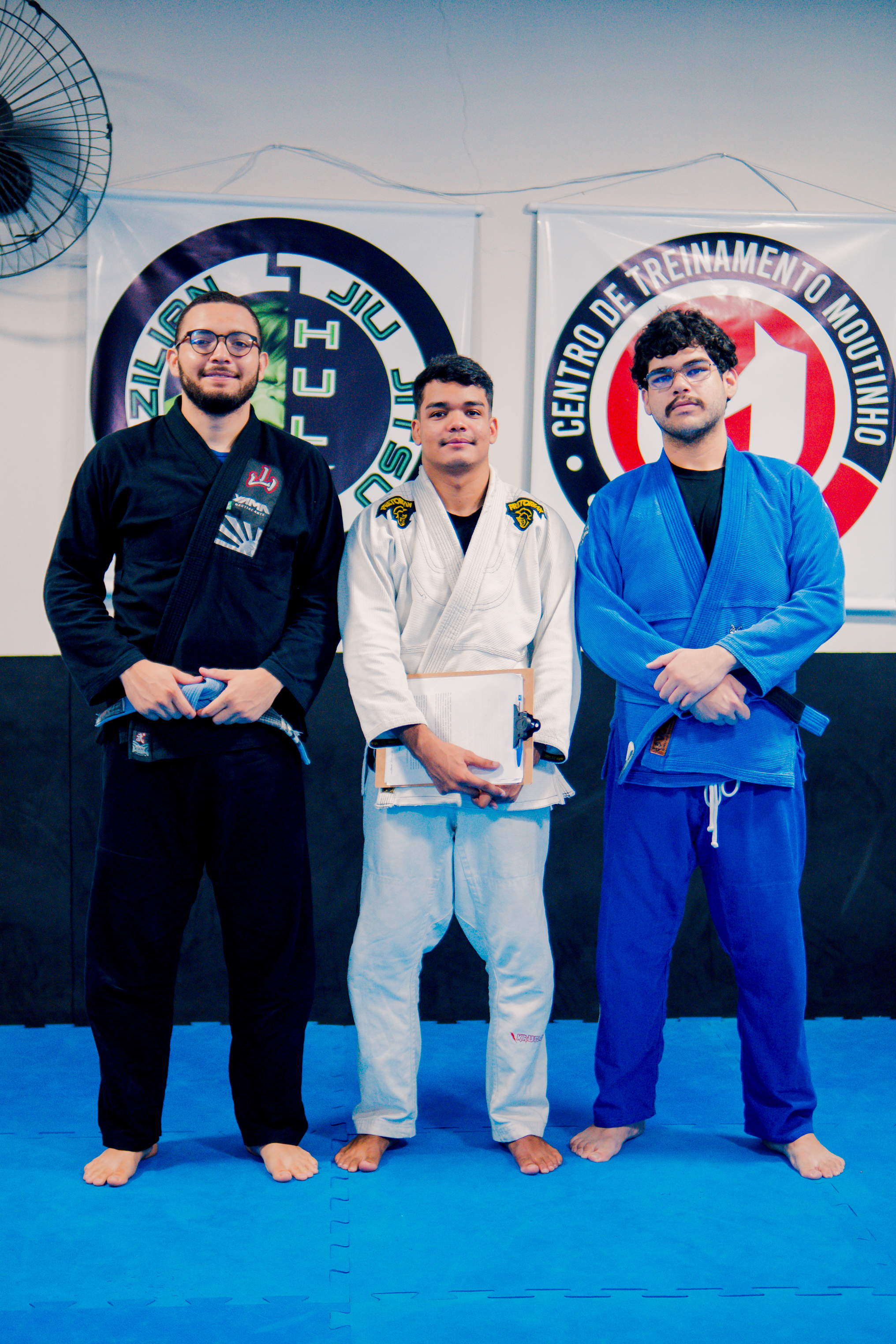 Mulher fazendo agachamento com barra