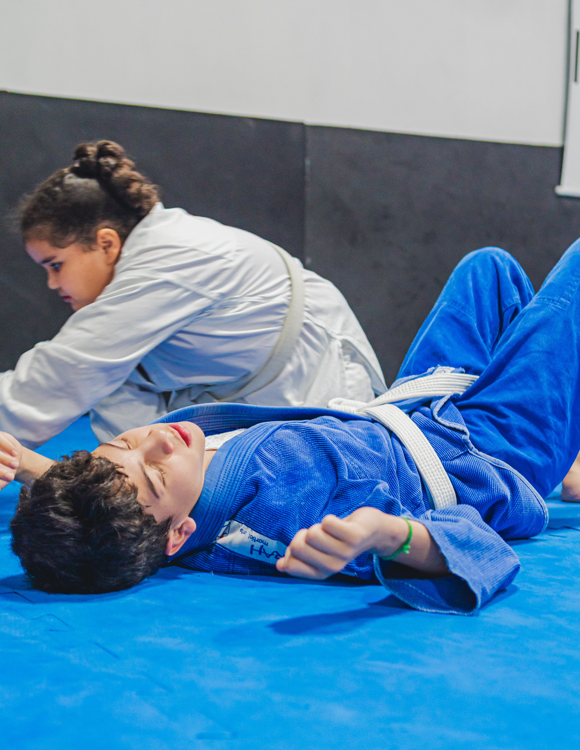 Homem fazendo agachamento com barra