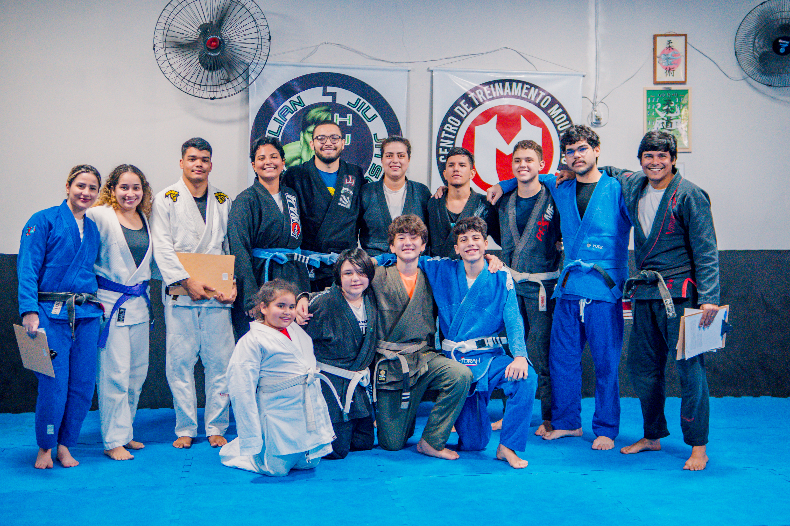 Homem andando em esteira